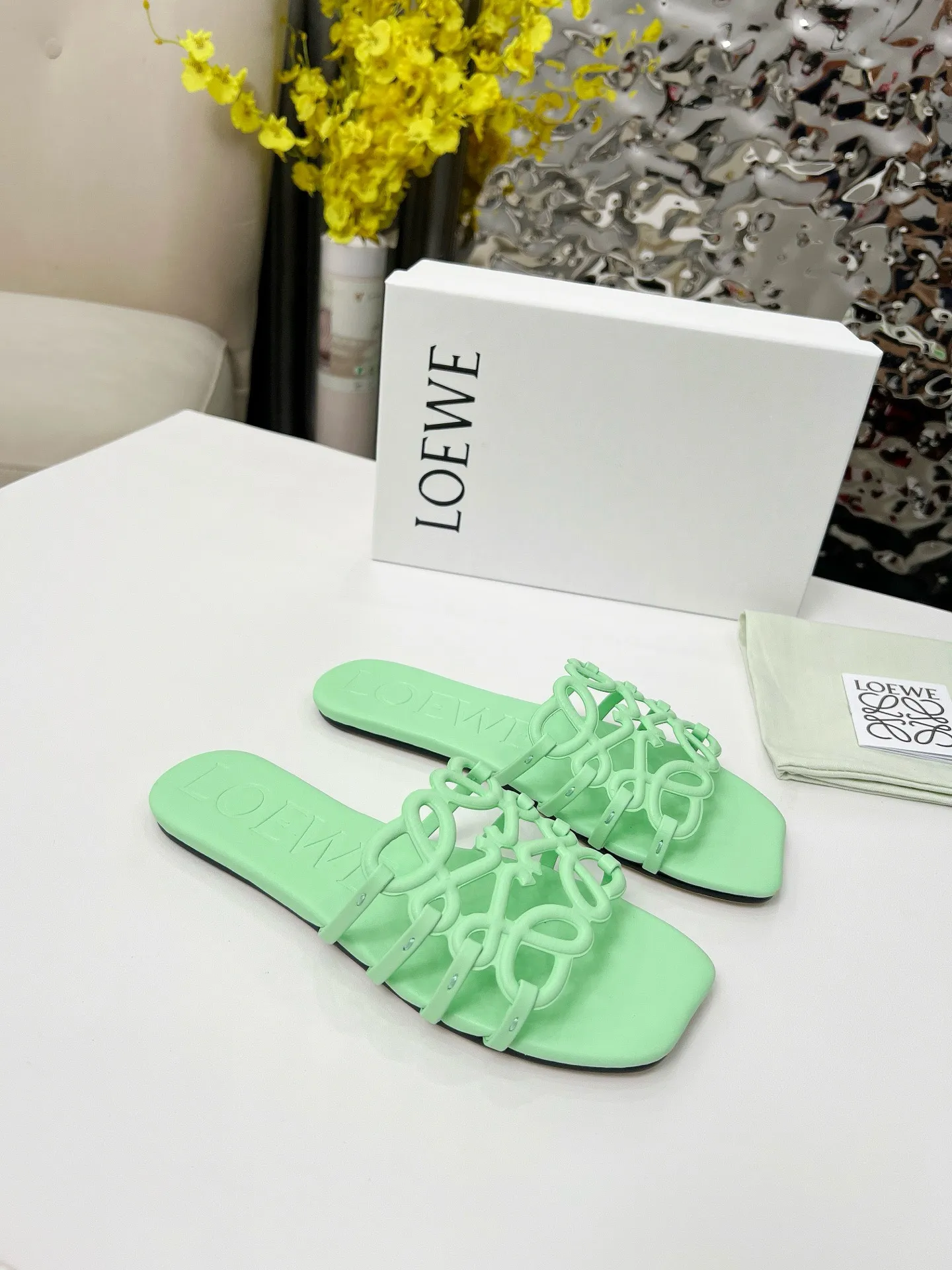 👟👟Ex-factory price 340👟👟 Genuine leather sole +40 LOEWE2025SS summer limited-edition hollow slippers, really easy to wear! ! ! Really highly recommended to all little fairies. Like a rubber sole. Genuine leather sole. 35-43